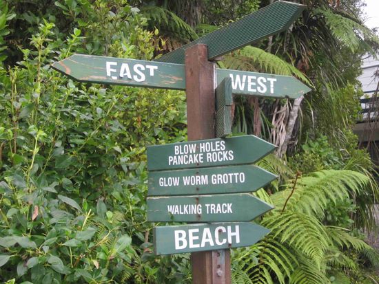 Wegweiser zu den Pancake Rocks, den Glühwürmern und anderem....