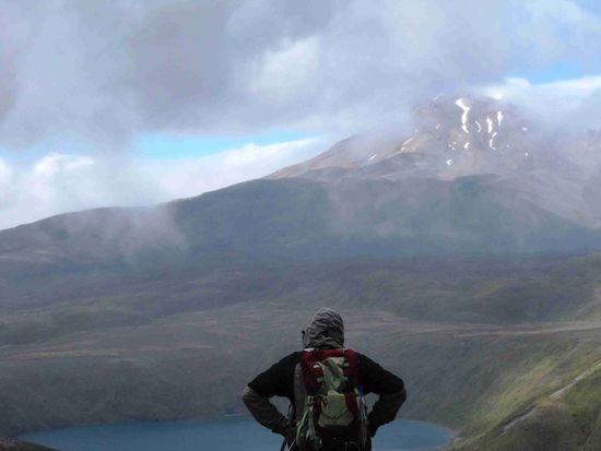 Blick über den Lower Tama Lake zum Ruapehu