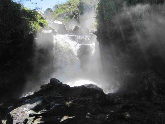 warmer Bach nördlich des Taupo-Sees