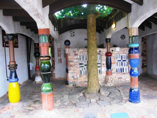 Die Hundertwasser-Toilette in Kawakawa auf der Nordinsel. Der Österreichische Maler und Architekt Friedenreich Hundertwasser lebte lange Jahre in Neuseeland.