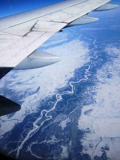 Rückflug über Sibirien: einer der vielen russischen Flüsse (Lena?) aus 10.000 m Höhe.
