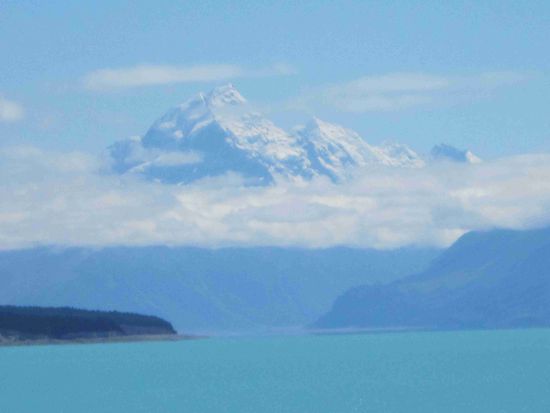 Hinter dem Lake Punaki taucht der Mount Cook (3700 m) plötzlich aus den Wolken auf!