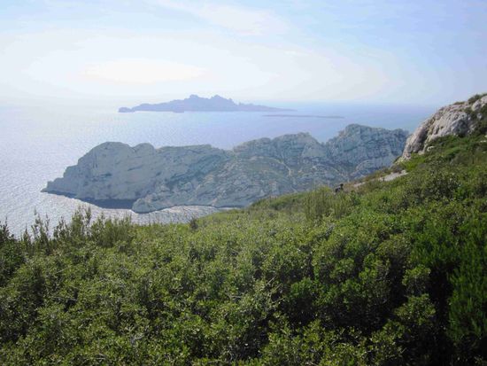 Blick über die westlichen Calanques und die Frioulischen Inseln vor Marseille