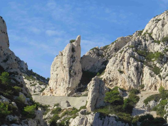 Schroffe Kalkfelsen und nur wenig Grün