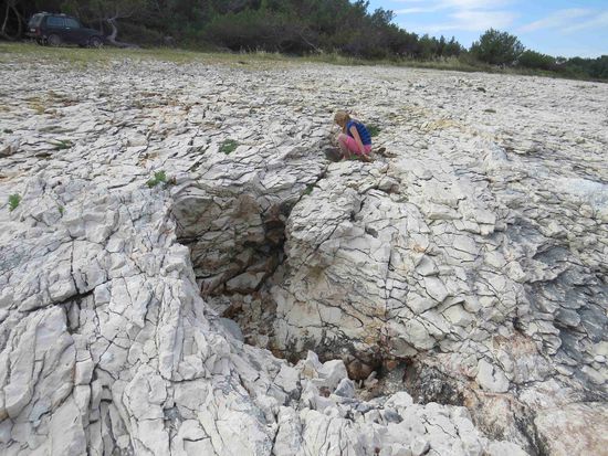Kalkstein an der Küste, ideales Gelände für unsere Enkeltochter