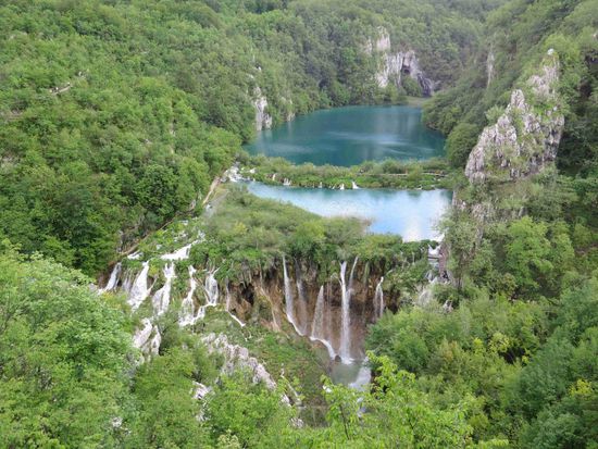 Plitvice: Wasser strömt von See zu See
