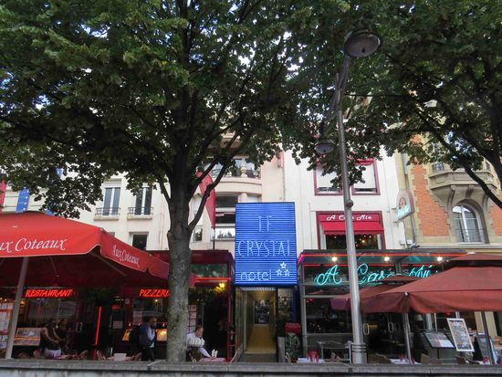Innenstadt von Reims - Hotel Crystal (durch den Durchgang in einen ruhigen Hinterhof)
