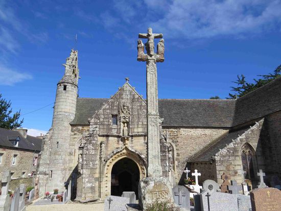 bretonische Kirche mit Kalvarienkreuz