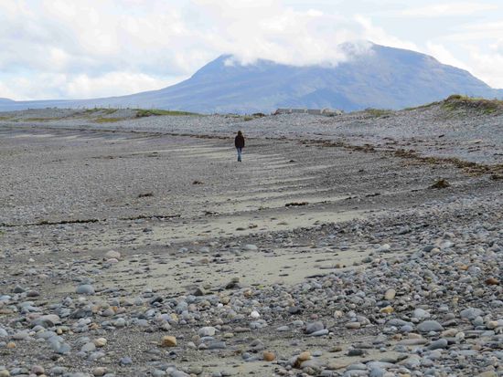 Küste der Renvyle Bucht mit Blick auf einen der Connemara - Berge