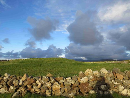 Dunkle Wolken über Crohy Head