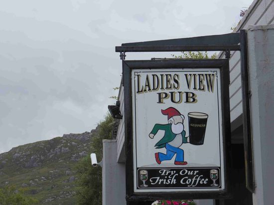 Auch Gentlemen dürfen von hier aus den Blick auf die Seen von Killarney wagen... wegen der noch folgenden Serpentinen sollte aber zumindest der Fahrer die Finger vom Irish Coffee lassen....