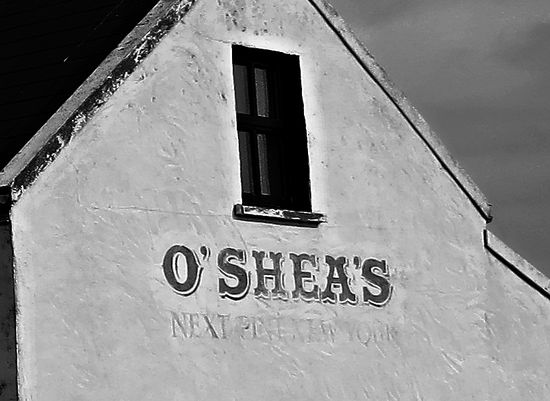 Next Pint in New York - Verblasste Inschrift an einem verfallenden Pub im Norden der Insel.....