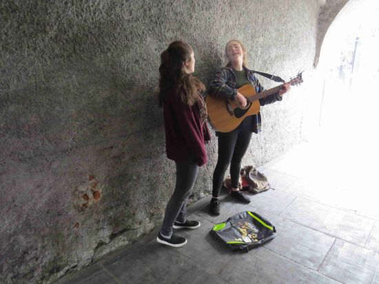 Hallelujah, Leonard Cohen aber einige Stimmlagen höher....