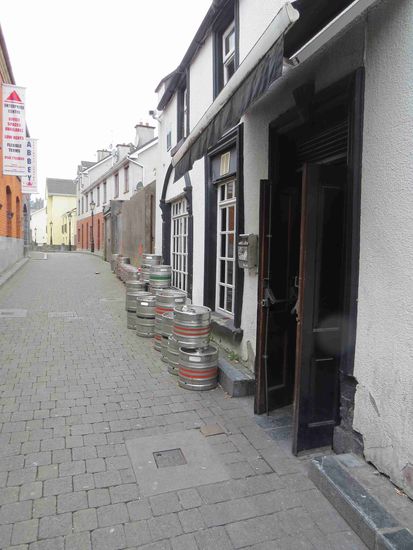 leere Bierfässer in Kilkenny