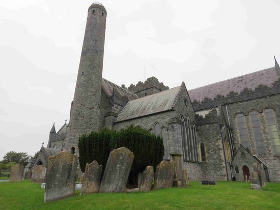 gotische protestantische Kirche (Saint Canice's Cathedral) mit Rundturm in Kilkenny, angeblich die zweitgrößte Kirche Irlands.