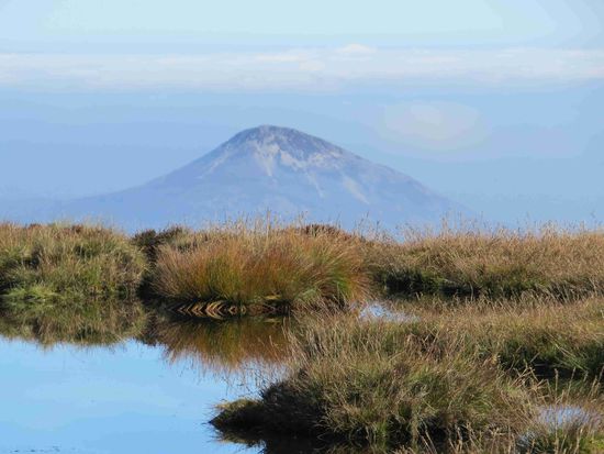 Kleiner See vor dem Gipfel des Mount Djouce mit Blick auf den "Sugar Loaf", irgendwo hinter den Wolkenbändern liegen die Berge von Wales...