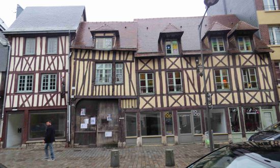 Fachwerkhäuser in der Altstadt von Rouen, eines davon beherbergt unser "Übernachtungs-Museum"