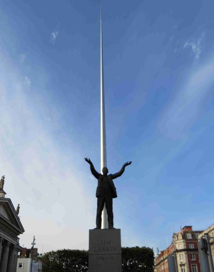 O'Connor vor der Milleniums-Spitze