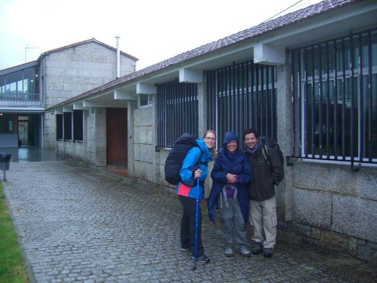 Auch wenn es ein bisschen fies aussieht mit den vergitterten Fenstern: hier in der abgelegenen Herberge von Briallos hatte ich eine herrliche Nachtruhe, nur zu fünft im (Frauen-)Schlafsaal, draußen Regen, drinnen nette Truppe, mit gemeinsamem Essen und Wein vom Weingut nebenan.