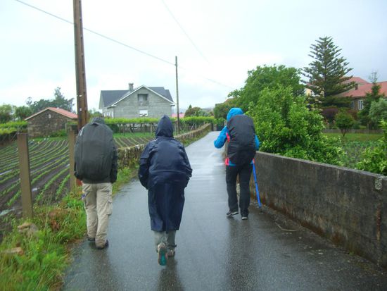 Mit Franzi, Brendao und Manuela geht es weiter durch den Regen.