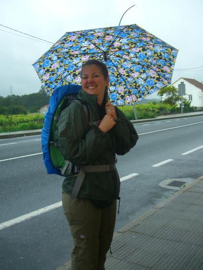 Nach 2 Likörchen vom netten Gastwirt im Café auf dem Weg ist man guten Mutes, dem Regen wieder trotzen zu können. Humor ist, wenn man trotzdem lacht!