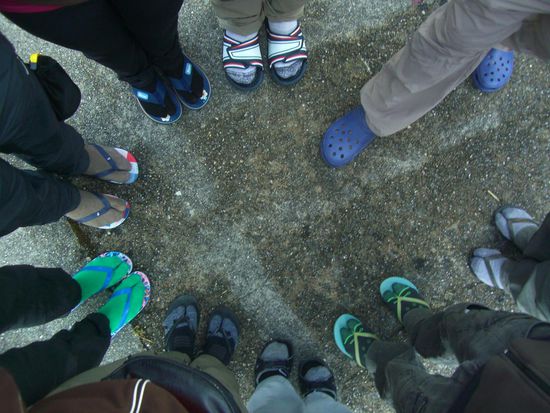 Heute haben alle nasse Füße bekommen. In diesem Aufzug waren wir übrigens auch in der Abendmesse - ich glaube, mein erstes Mal mit Flip Flops in der Kirche - und definitiv das erste Mal mit SOCKEN IN DEN FLIP FLOPS. ;-D