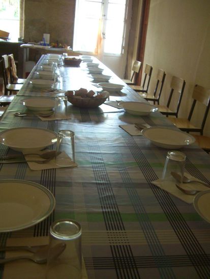 Gedeckte Klostertafel für große Runde. Es gab Reisgemüsesuppe, Nudelauflauf und Orangen mit Zimt.