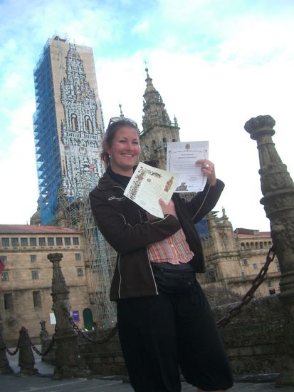 Vor der Kathedrale - mit Compostela (Dokument, dass ich den Jakobsweg gelaufen bin) und der Urkunde von San Francisco (gibt es nur alle 100 Jahre!), dass ich im 800. Jubiläumsjahr des Jakobsweges (nachdem Franz von Assisi ihn gewissermaßen geebnet hat) gelaufen bin!