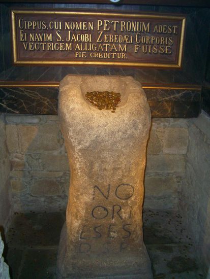 In der Jakobuskirche, hinter dem Altar gut versteckt, findet der wohlinformierte und vom Aufpasser nur sehr zögerlich dorthingelassene ("naja, jetzt wo ihr schon da seid, könnt ihr ruhig bleiben") Pilger den Stein, an dem der Legende nach das Boot des Apostels Jakob befestigt wurde und an dem damit der christliche Glaube Europa erreicht hat.