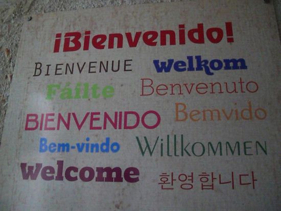 Alles ist so grau und unpersönlich, dass ich mich sogar über diese Schild freue, das mich willkommen heißt.