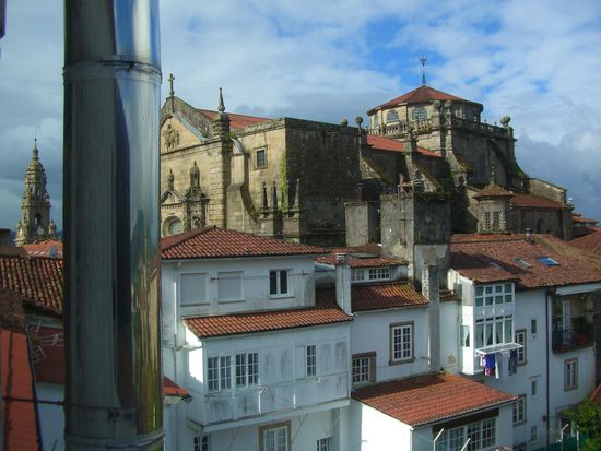 ... - beugt man sich aus dem Fenster, sieht man nach links hinter der Regenrinne aber auch einen Turm DER Kathedrale!