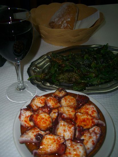 Abendessen: gesalzene Pepperonis ("Pimientos de Padron") und sehr öliger, aber leckerer Tintenfisch ("Pulpo de Feira").