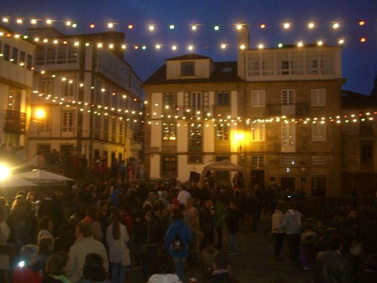 Straßenfest am Abend auf dem Platz vor der St-Martins-Kirche direkt neben meiner Pension - gute Stimmung, und endlich fühle ich mich: willkommen. Und angekommen. 
