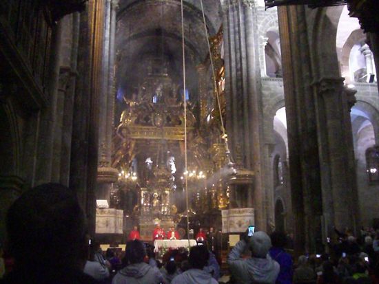 Pilgermesse in der Kathedrale am Pfingstsonntag um 12 Uhr. Auf vier Sprachen werden wir willkommen geheißen. Mit viel Musik. Schon berührend. Vor allem als dann mit großem Orgeleinsatz das 1,60 große Weihrauchfass (der "Botafumeiro") gefüllt, angezündet und angehoben, und dann am 30 Meter langen Seil mit 80 Sachen durch den Kathedralenflügel geschwenkt wird. Eine kleine Träne aus dem Auge muss ich schon wegdrücken und einen beachtlichen Klops im Hals hinunterschlucken.
