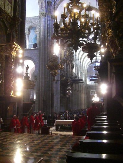 Alter und neuer Botafumeiro - aufgenommen über die Schulter der Jakobsfigur hinter dem Altar, die man als Pilger umarmen darf.