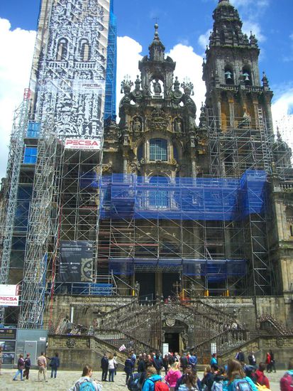 Erst am Sonntag betrete ich den eigentlichen Kathedralenplatz - zusammen mit Franzi und strahlendem Sonnenschein. Ich kann mein Glück über das Wetter kaum fassen. Wir legen uns auf den Boden und betrachten die Fassade kopfüber - trotz Baugerüst ein besonderes Gefühl, nachdem man so lange hierher gelaufen ist.