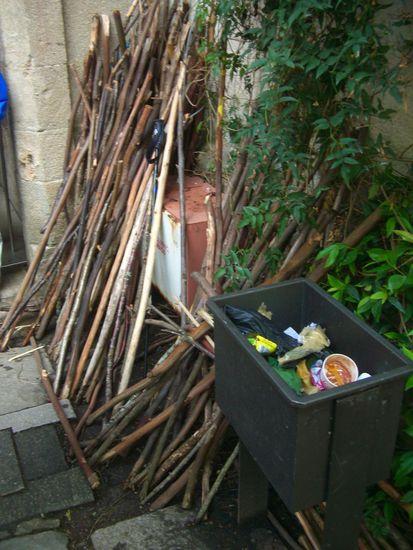 Weggeworfene Wanderstöcke vorm Pilgerbüro. Was die alles gesehen haben. 
