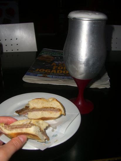 Abendessen in Rates: Steaksemmel (mit Schinken!) und großes Bier (€ 3,70)