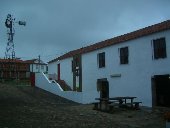 Nieselregen in Porto - und auch in Rates. Das hier ist die nette Herberge - leider habe ich einen Schlafplatz im Stockbett OBEN (9 Stockbetten pro Raum), das ist ein Gekletter! Ein Mann hat wohl Alpträume und stöhnt und schlottert nachts, aber sonst habe ich sehr gut geschlafen - und war um 6 Uhr morgens wach und fidel!
