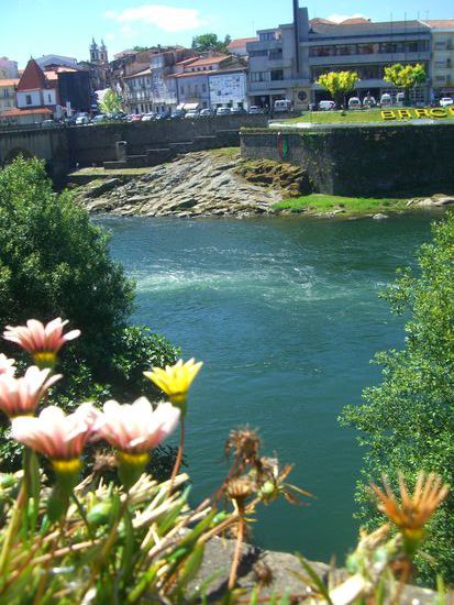 Schöner Rastplatz am Fluss, der Barcelos und Barcelinho trennt.