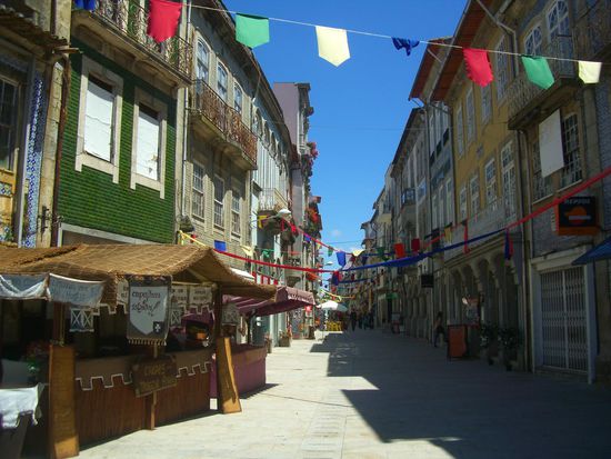 In den netten Altstadt-Gässchen von Barcelos ist Mittelaltermarkt!