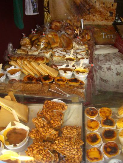 So ein Puddingteilchen wie ganz rechts ("Pasteis de Nata") hatte ich auch zum Frühstück. Sehr lecker.