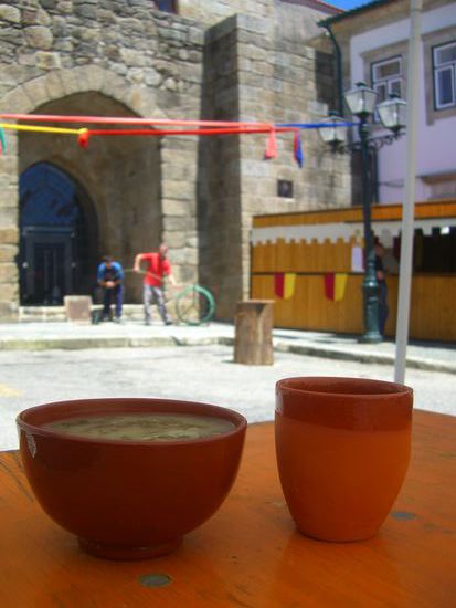Traditionelle Kartoffel-Grünkohl-Suppe "Calda verde" und Cola (stimmig im Tonkrug) auf dem Mittelaltermarkt vor dem Stadtturm