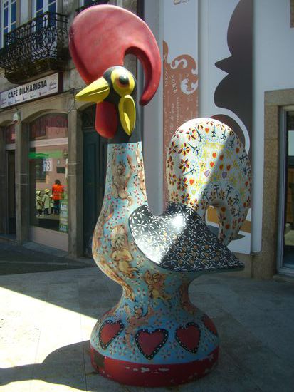 Der Hahn von Barcelos symbolisiert einen Pilger, der gerade vorm Gehängtwerden doch noch gerette wurde - durch seinen Ausruf: "Ich bin unschuldig! Der Hahn, den du gerade essen willst, König, wird krähen, wenn ihr mich hängt!" Das tat er dann auch - so die Legende - und der Pilger konnte gerade noch vom Galgen herunter gerettet werden, bevor er der Anklage des Diebstahls zur Rechtschaffenheit gezogen werden sollte. Diese Legende gibt es auch auf Stationen anderer Jakobswege - aber irgendwie ist die Geschichte ja nett.