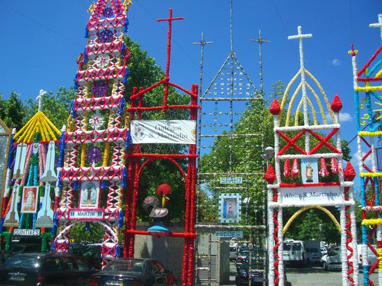 Keine Ahnung, was diese bunten Gestelle bedeuten - vielleicht einfach ein Verschönerung des innerstädtischen Parkplatzes?