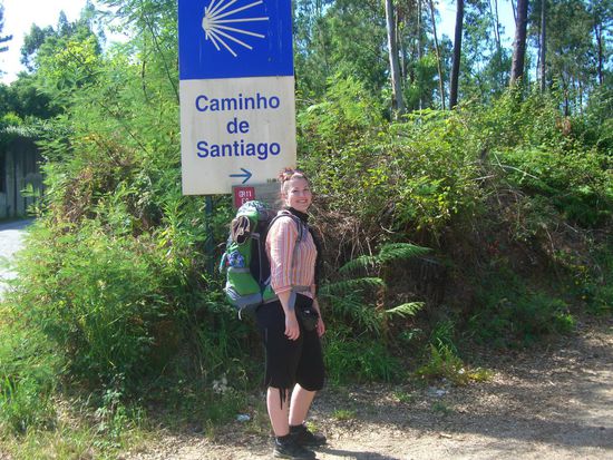 Rucksack und Schuhe sitzen gut, ich bin so froh, doch noch die halblange Bluse dabeizuhaben - und mein Lieblings-Zitronenduschgel (Mmmmhhh, Gute-Laune-Duft...  - beides "Luxusartikel", die urspünglich nicht auf meiner Packliste standen, ob des größeren (neu gekauften) Rucksackes dann aber doch noch im letzten Moment mitkamen - und über die ich so froh bin jetzt. Kurze Ärmel oder Fleecejacke wären zu kalt bzw. zu warm, und nur Shampoo und Stückseife zum Duschen, kein Vergleich. Schön, zwei solche "Lieblingsteile" dabeizuhaben. 