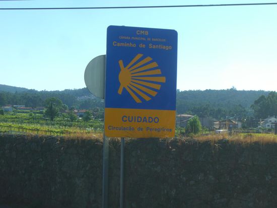 Und wenn es mal an der Straße entlang geht, warnen diese Schilder die Autofahrer vor Pilgern auf dem Weg...