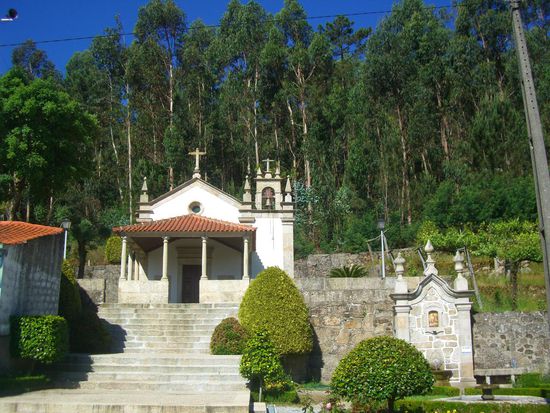...Kapellen und Eukalyptuswälder am Weg...