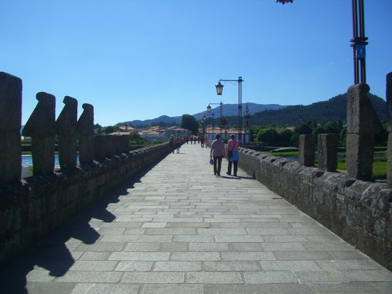 Über die Brücke zur Pilgerherberge