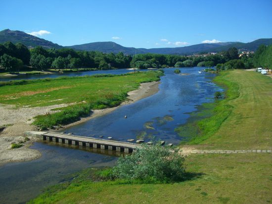 Als ich bei meiner Mittagspause gelesen habe, dass man im Fluss Lima schwimmen kann, habe ich nochmal 5 km Eilmarsch hingelegt - bevor die Kräfte wieder den Fußschmerzen wichen. Nicht so sehr eine Frage der Kondition - denn der Leidensfähigkeit...